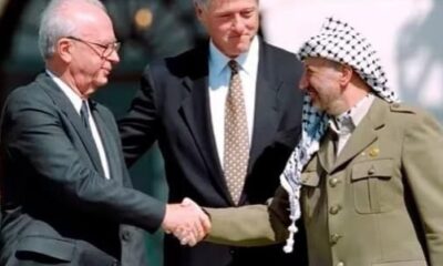 Israel PM Rabin, PLO president Araffat and USA President Bill Clinton signing Oslo Accords. Credit: ‘History in Pictures’ FB page.