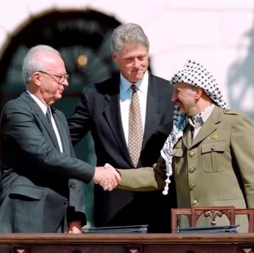 Israel PM Rabin, PLO president Araffat and USA President Bill Clinton signing Oslo Accords. Credit: ‘History in Pictures’ FB page.