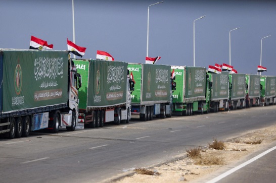 Trucks bringing humanitarian aid to Gaza. Credit: ‘N12’ FB page.